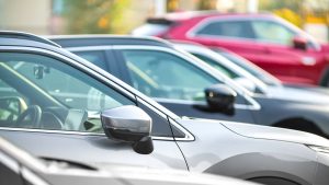 Carros de luxo e híbridos despencam: veja o impacto na Fipe este mês - Canva