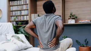 Dor nas costas é normal? Saiba exatamente quando se preocupar e correr para o pronto-socorro
