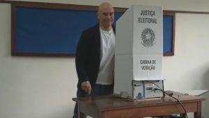 Moraes vota no segundo turno em São Paulo e exalta sistema eleitoral