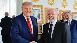 Sem provas, Trump levanta suspeitas sobre as eleições brasileiras e elogia Lula