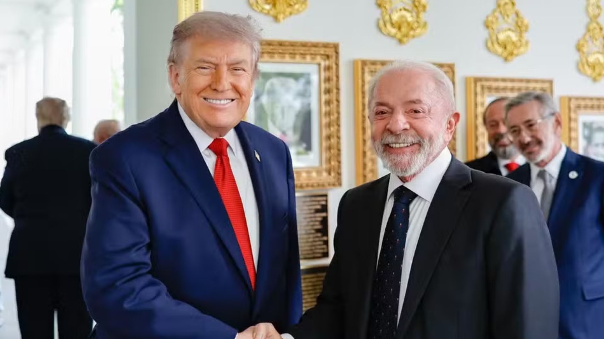 Sem provas, Trump levanta suspeitas sobre as eleições brasileiras e elogia Lula