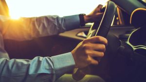 Por que o carro demora a responder ao acelerador? Entenda o atraso