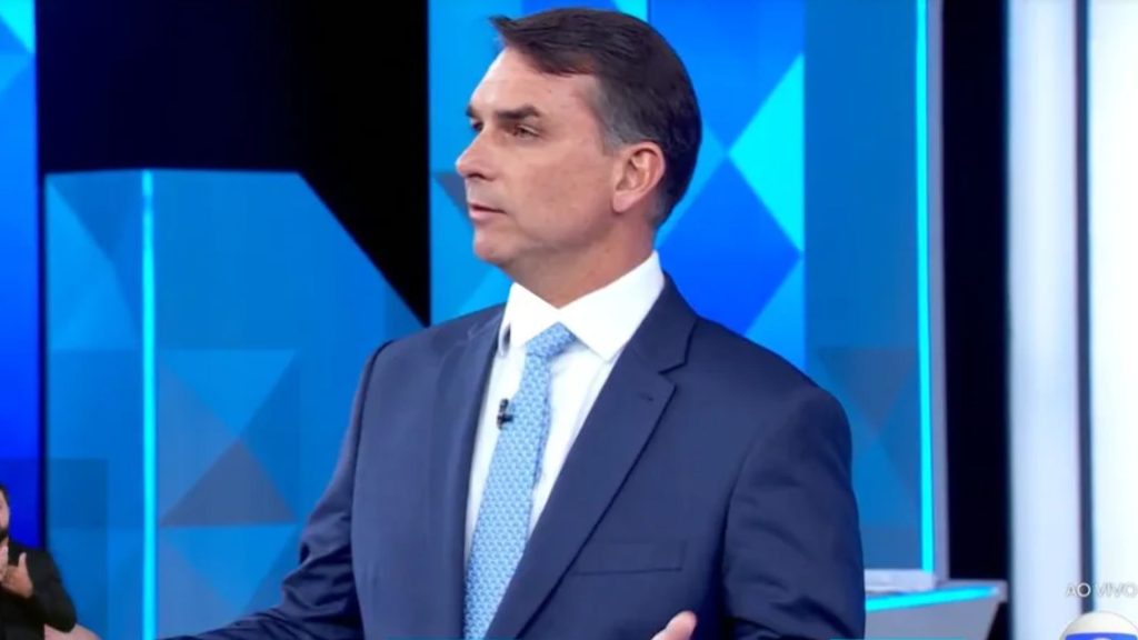 Fora do Brasil: entenda se Flávio Bolsonaro perderá o salário de 46 mil reais - Reprodução/ TV Globo
