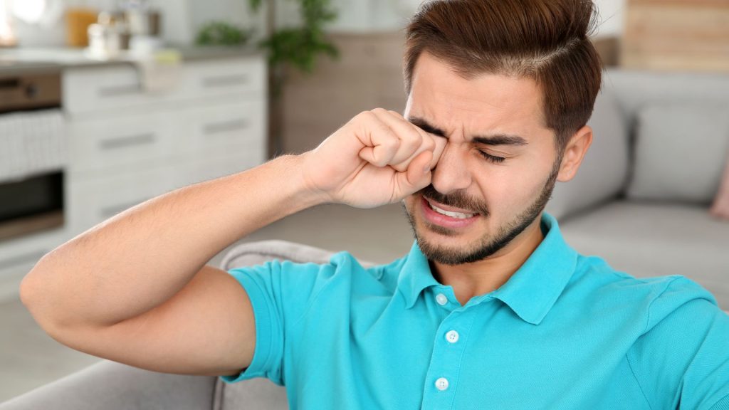 Coceira nos olhos? Entenda os riscos graves de esfregar a visão e como aliviar - Canva