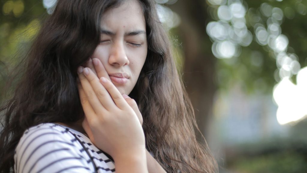 O frio chegou e seus dentes começaram a doer? Entenda quando o incômodo é sinal de alerta - Canva