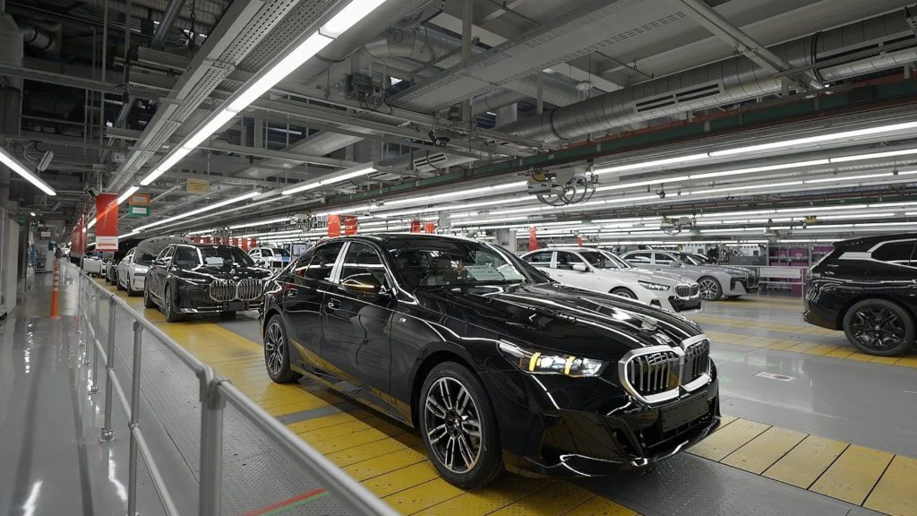 Tecnologia impressionante: conheça o sistema da BMW que faz carros andarem sozinhos dentro das fábricas - Divulgação