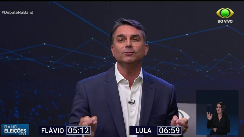 "A saúde não foi o melhor momento do governo do meu pai", diz Flávio Bolsonaro sobre o enfrentamento à pandemia