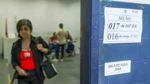 Prorrogação da votação gera confusão com urnas fechadas no Rio de Janeiro