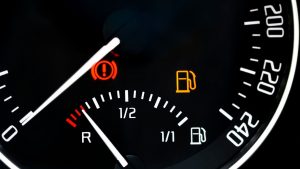 Andar com o carro na luz da reserva estraga a bomba de combustível?