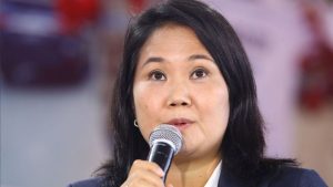 Keiko Fujimori anuncia proibição de cabelo comprido e maquiagem em escolas do Peru