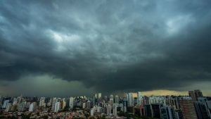 Frente fria e ciclone colocam 4 regiões em alerta de tempestade