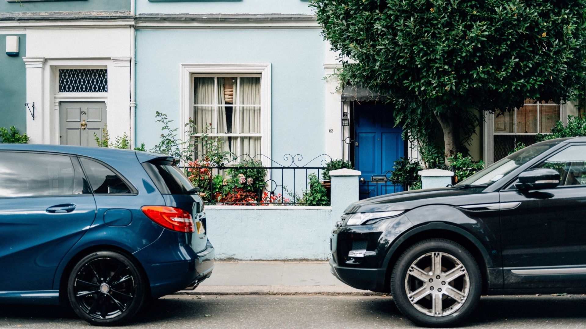 Pode estacionar em frente à própria garagem? Veja o que diz o Código de Trânsito