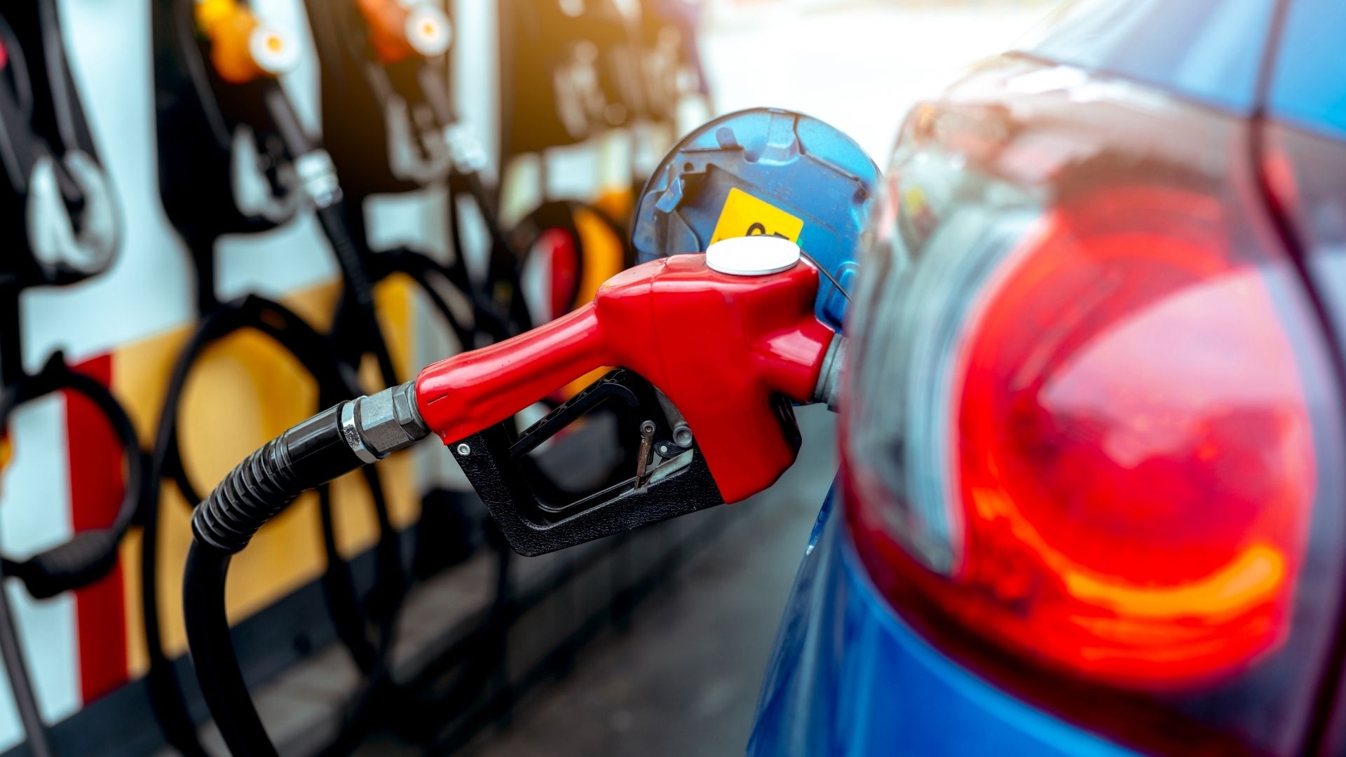Gasolina com 35% de etanol pode aumentar consumo e afetar carros antigos; entenda os impactos