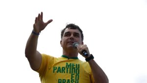 PF cumpre mandados em endereços ligados a Flávio Bolsonaro