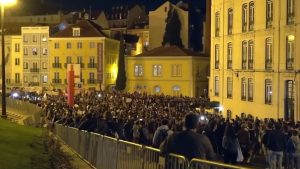 Crise habitacional leva milhares às ruas em Portugal; entenda o protesto