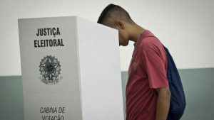 Empresa pode ser punida por demitir funcionário por voto? Entenda as consequências
