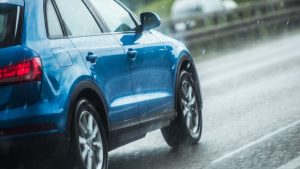 7 erros ao dirigir na chuva que podem aumentar o risco de acidentes e como evitar