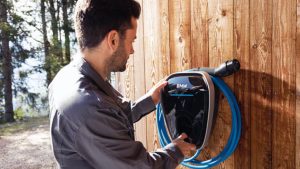 Carregadores de carros elétricos em condomínios: veja regras, leis e custos de instalação