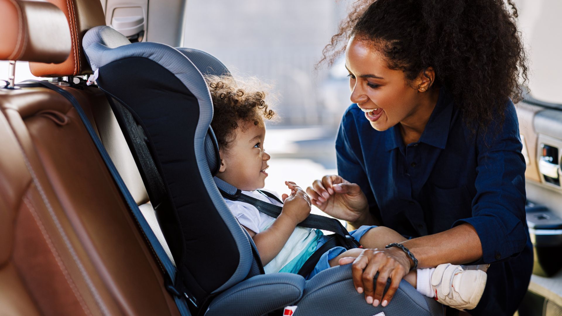 Entenda por que andar com a cadeirinha até o limite de peso pode salvar a vida do seu filho no carro