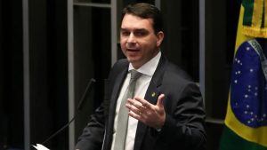 Flávio Bolsonaro afirma que pretende usar maioria do Congresso para mudar a Constituição
