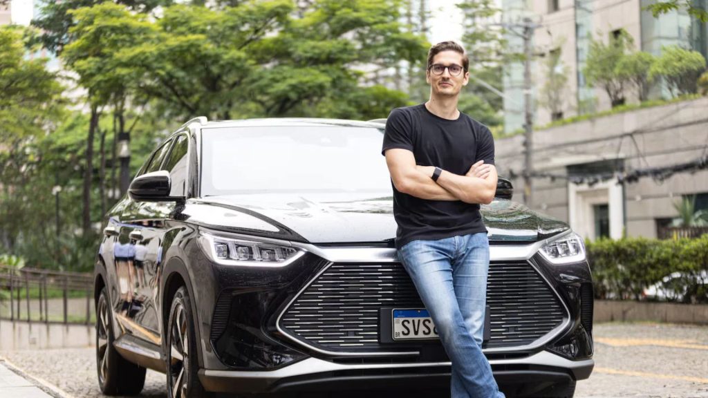 Rhino conheça o aplicativo de transporte com carros blindados e motoristas com salário fixo