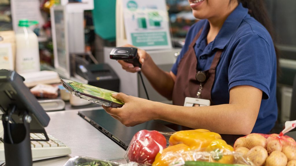 Trabalho no domingo de eleição Justiça garante direito de voto a funcionários de supermercados