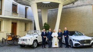 Vaticano abre exposição com um século de história dos papamóveis em parceria com a Mercedes-Benz